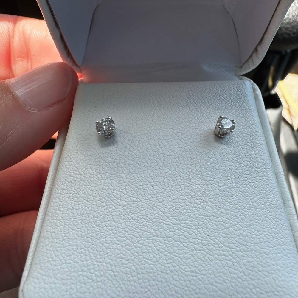 Elegant white gold Stud Earrings